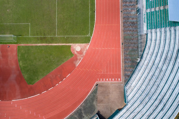 Luftaufnahme der Startlinie der Laufstrecke mit Nummer in der Draufsicht