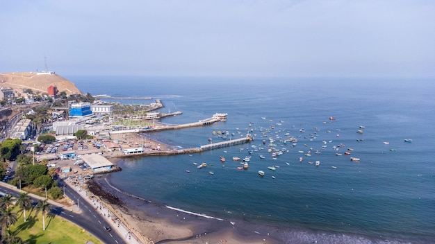 Luftaufnahme der Strandpromenade von Chorrillos in Lima Peru