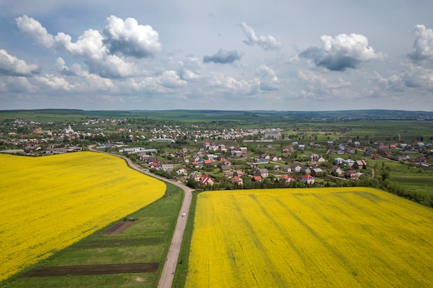 Luftaufnahme der Straße auf den grünen Gebieten