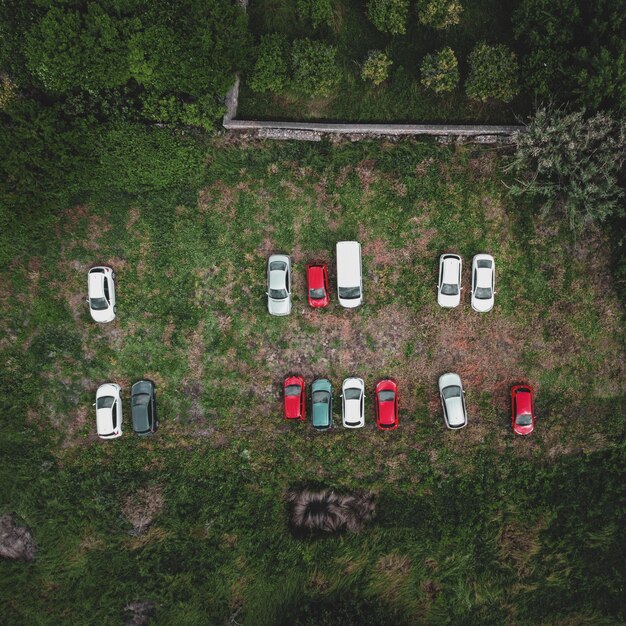 Luftaufnahme der Straße, der Gebäude und der Autos, die an einem sonnigen Tag auf dem Parkplatz geparkt sind