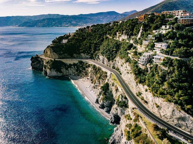 Luftaufnahme der Straße, die durch die wunderschöne Sommerlandschaft am Meer in Italien führt