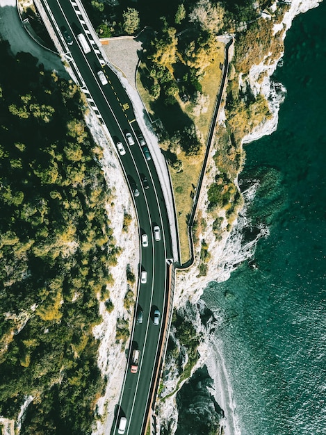 Luftaufnahme der Straße entlang des Ozeans oder des Meeres in Italien