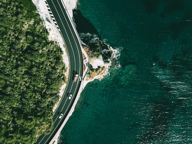 Luftaufnahme der Straße entlang des Ozeans oder des Meeres in Italien