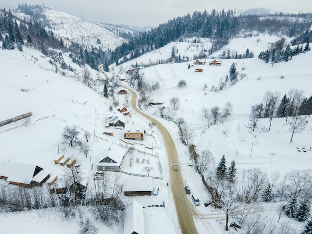 Luftaufnahme der Straße im verschneiten Dorf mitten in den Karpaten reisen Ukraine