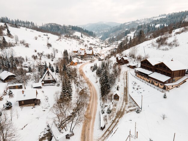 Luftaufnahme der Straße im verschneiten Dorf mitten in den Karpaten reisen Ukraine