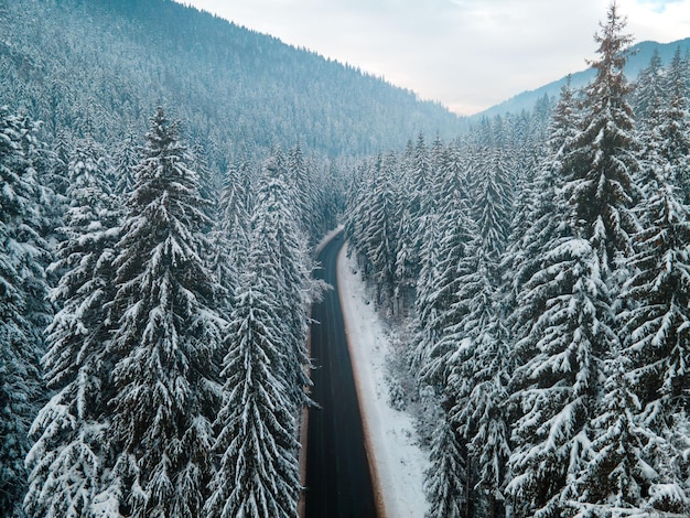 Luftaufnahme der Straße im Winterkarpaten Autoreise-Kopienraum