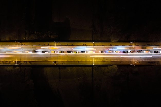 Luftaufnahme der Straße mit sich schnell bewegendem starkem Verkehr bei Nacht Draufsicht auf den städtischen Verkehr Rush Hour mit Motion Blur Auto Trail Lights