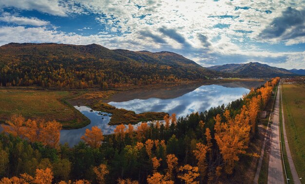 Luftaufnahme der Straße und des Sees im schönen Herbst-Altai-Wald.