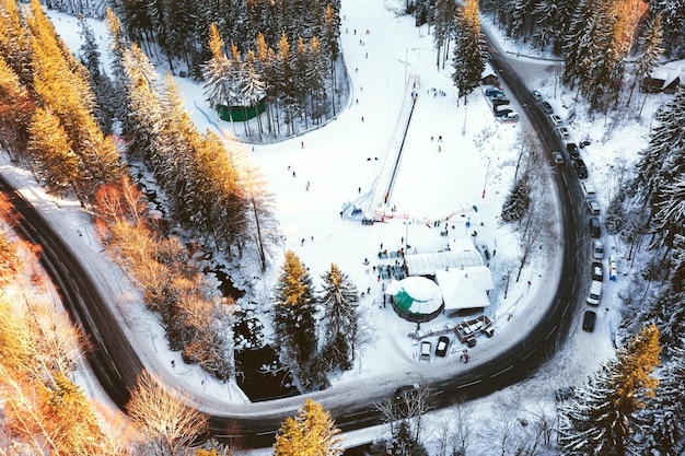 Luftaufnahme der Straße und des Waldes im Winter Natürliche Winterlandschaft aus der Luft Landschaft mit einer Drohne