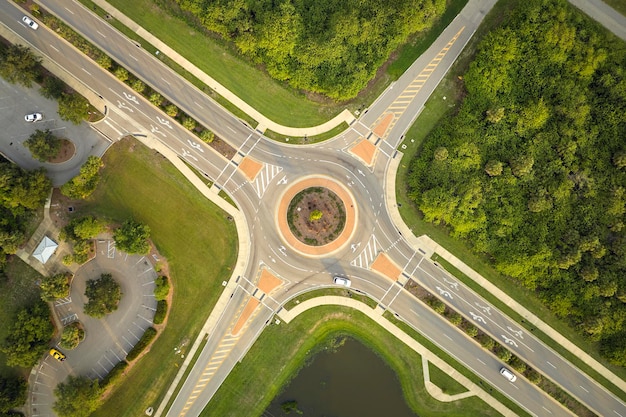 Foto luftaufnahme der straßenkreuzung mit fahrendem autoverkehr ländliche kreisförmige verkehrskreuzung