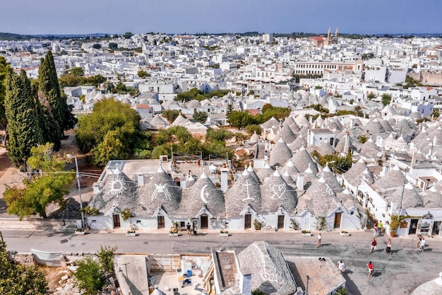 Luftaufnahme der traditionellen Trulli-Häuser in Arbelobello, Provinz Bari, Region Apulien, Italien