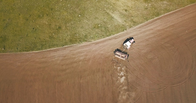Luftaufnahme der Traktorpflugfelder