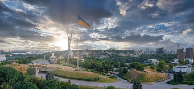 Luftaufnahme der ukrainischen Flagge, die im Wind gegen die Stadt Kiew weht