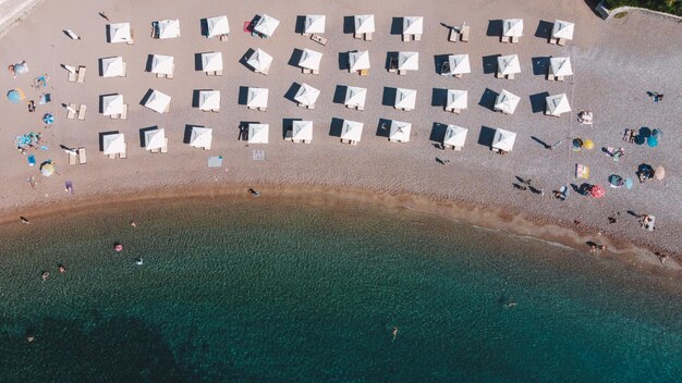 Foto luftaufnahme der unbrealas und menschen am meer