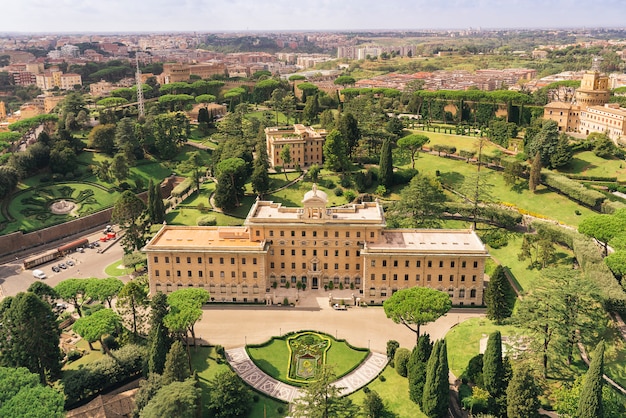 Luftaufnahme der Vatikanischen Gärten:. Palast des Gouvernements, Gärten, Radio Vatikan, Kloster. Rom, Italien