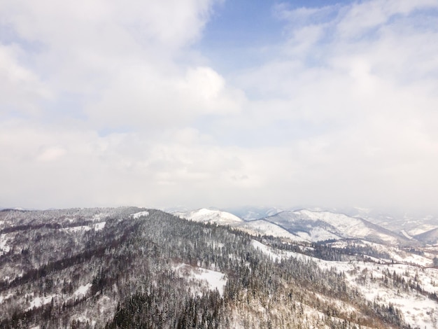 Luftaufnahme der verschneiten ukrainischen Karpaten kopieren Raum