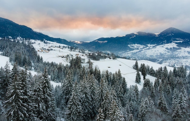 Luftaufnahme der verschneiten ukrainischen Karpaten kopieren Raum