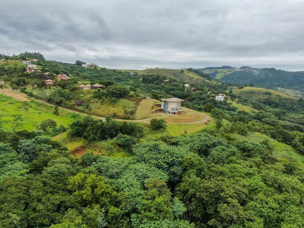 Luftaufnahme der Villa im tropischen Tal von Monte Alegre do Sul Brasilien Reiseziel auf dem Land