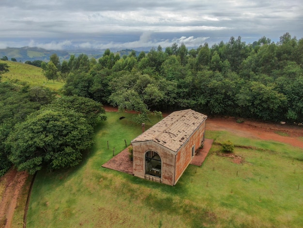 Luftaufnahme der Villa im tropischen Tal von Monte Alegre do Sul Brasilien Reiseziel auf dem Land