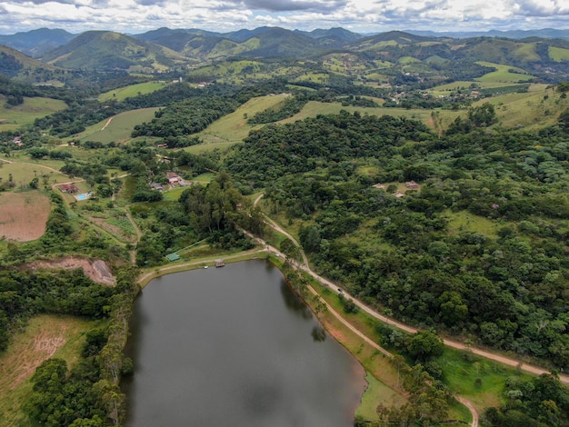 Luftaufnahme der Villa im tropischen Tal von Monte Alegre do Sul Brasilien Reiseziel auf dem Land