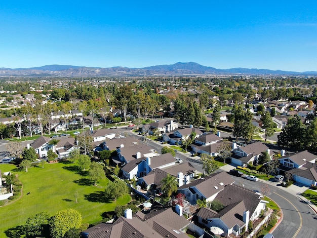 Luftaufnahme der Vorstadtviertel der Mittelklasse in Irvine, Kalifornien, USA