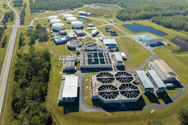 Luftaufnahme der Wasseraufbereitungsfabrik in der städtischen Abwasserreinigungsanlage Reinigungsprozess zur Entfernung unerwünschter chemischer Schwebstoffe und Gase aus kontaminierter Flüssigkeit