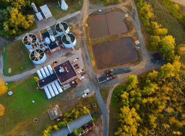 Luftaufnahme der Wassertanks der Kläranlage in der Abwasserbehandlung nach der Anlage in Systemen