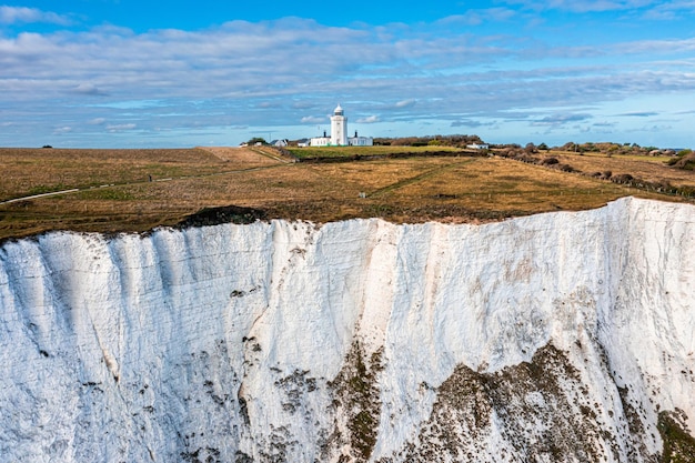 Luftaufnahme der weißen Klippen von Dover Nahaufnahme der Klippen von der Meerseite aus