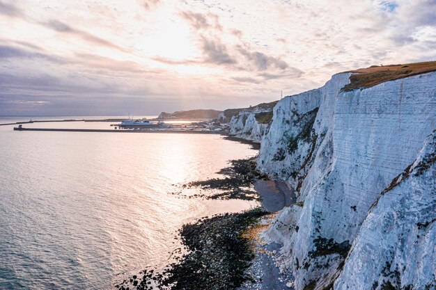 Luftaufnahme der weißen Klippen von Dover Nahaufnahme der Klippen von der Meerseite aus