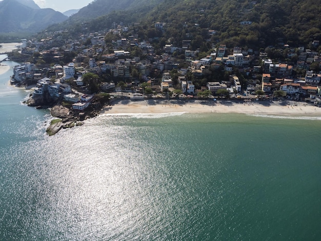 Luftaufnahme der Westzone von Barra de Guaratiba in Rio de Janeiro Brasilien Neben dem Strand von Marambaia Große Hügel rund um Sonniger Tag im Morgengrauen Strand mit klarem Wasser Strand von Barra de Guaratiba Drohnenfoto