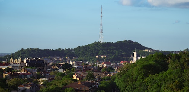 Luftaufnahme der wichtigsten Wahrzeichen des Stadtzentrums von Lemberg in der Ukraine. Hohe Burg und Ratusha mit einigen Kirchen der Stadt Lemberg