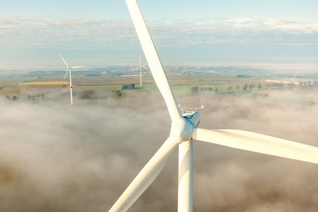 Luftaufnahme der Windkraftanlage im Nebel, Umwelt, erneuerbare Energien, Stromerzeugung, Sommerlandschaft, Drohne