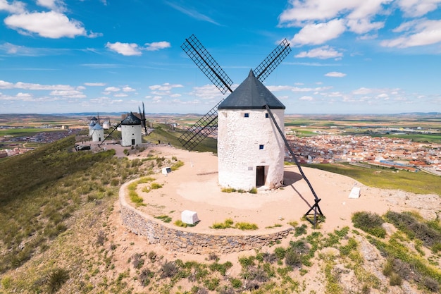 Luftaufnahme der Windmühlen Don Quixote in Consuegra Toledo Spanien Hochwertige Fotografie