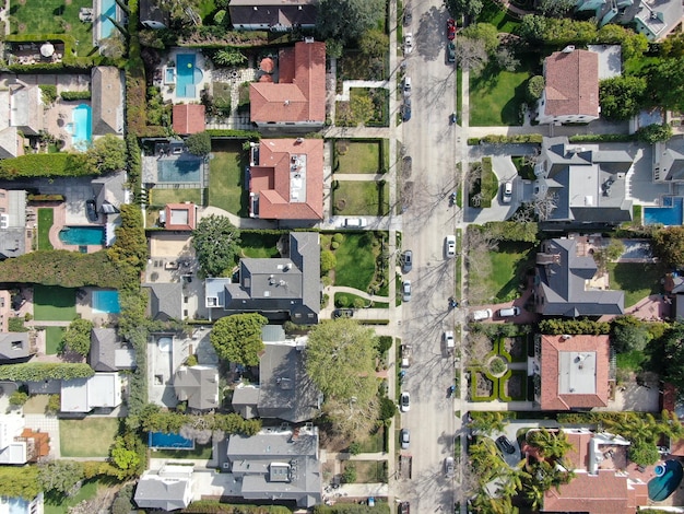 Luftaufnahme der wohlhabenden Gegend mit großen Häusern und kleinen Straßen im Zentrum von Los Angeles, Kalifornien