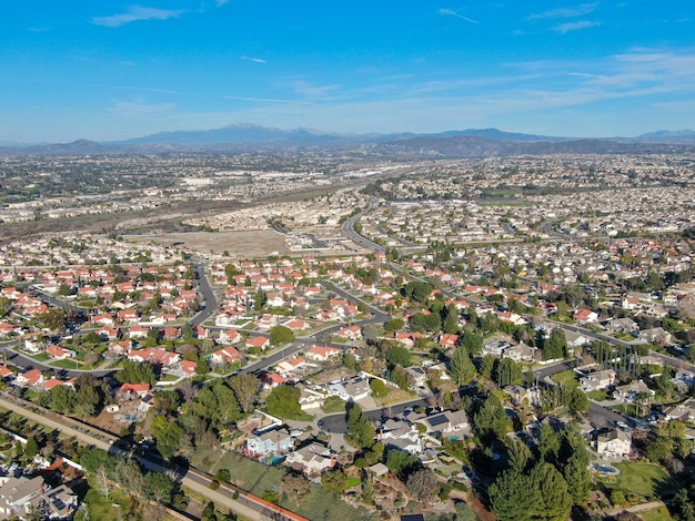 Luftaufnahme der Wohnstadt während des blauen Sonnentages in Temecula, Kalifornien, USA