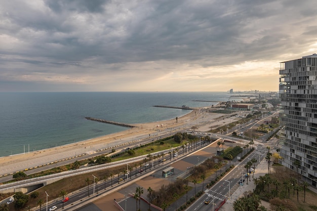 Luftaufnahme der wunderschönen Landschaft von Barcelona im Bereich Diagonale Mar Llevant und Nova Mar Bella