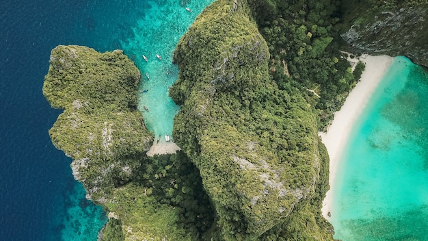 Luftaufnahme der wunderschönen Phi Phi Island Maya Bay)