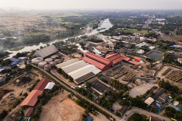 Luftaufnahme der Zucker-Bioethanol-Übersetzungsfabrik, die mit Dampf aus dem Schornstein und dem Zuckerrohr-LKW arbeitet