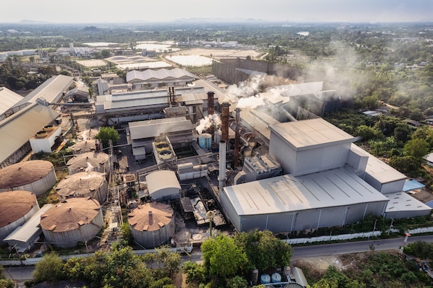 Luftaufnahme der Zuckerverarbeitungsanlage mit Schadstoffrauch aus Schornstein und Tanklager in der landwirtschaftlichen Industriefabrik Problem der globalen Erwärmung und des Klimawandels