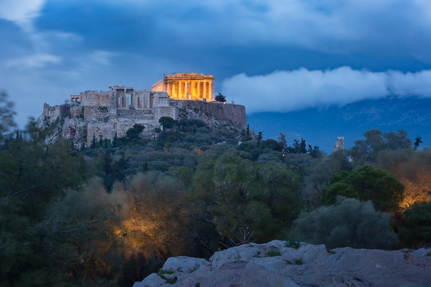 Luftaufnahme des Akropolis-Hügels, gekrönt mit Parthenon während der blauen Abendstunde in Athen, Griechenland