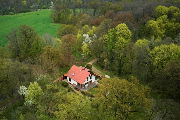Luftaufnahme des alleinstehenden Hauses in der Natur