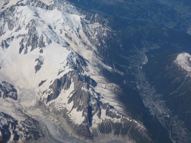 Luftaufnahme des Alpenberges