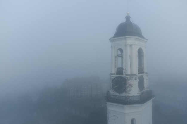 Luftaufnahme des alten Glockenturms im historischen Zentrum von Wyborg Russland