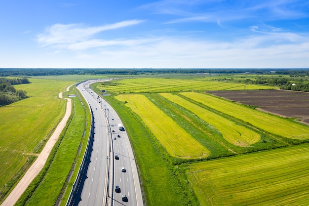 Luftaufnahme des Asphalt-Speedways mit Autos