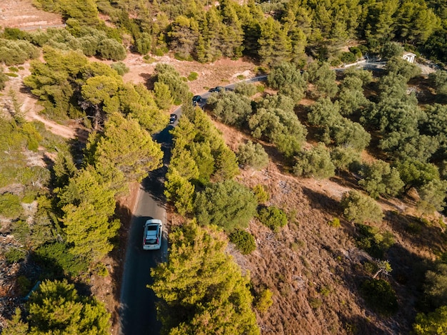 Luftaufnahme des Autos, das sich auf der Straße auf der Insel Lefkada bewegt