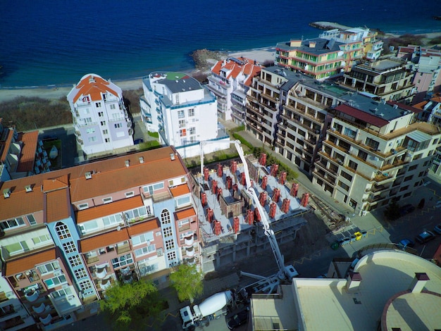 Luftaufnahme des Baus von Wohnungen in der Gegend mit Straßen und Autos in der Nähe des Schwarzen Meeres in Pomorie Bulgarien