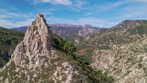 Luftaufnahme des Berggipfels und der Bergkette am Horizont. Sierra de Cazulas. Grenada. Spanien.