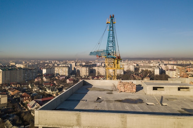 Luftaufnahme des betonrahmens des hohen wohngebäudes im bau in einer stadt.