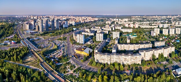 Luftaufnahme des Bezirks raiduzhnyi in Kiew, Ukraine