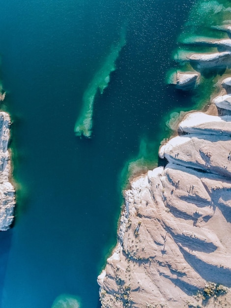 Foto luftaufnahme des blauen sees mit bergen